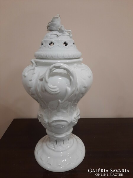 Nagy Fehér Herendi porcelán dombornyomott, áttört fedeles váza