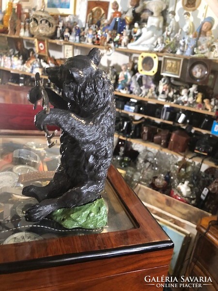 Málnázó medve szobor fémből, 15 cm-es magasságú szépség.