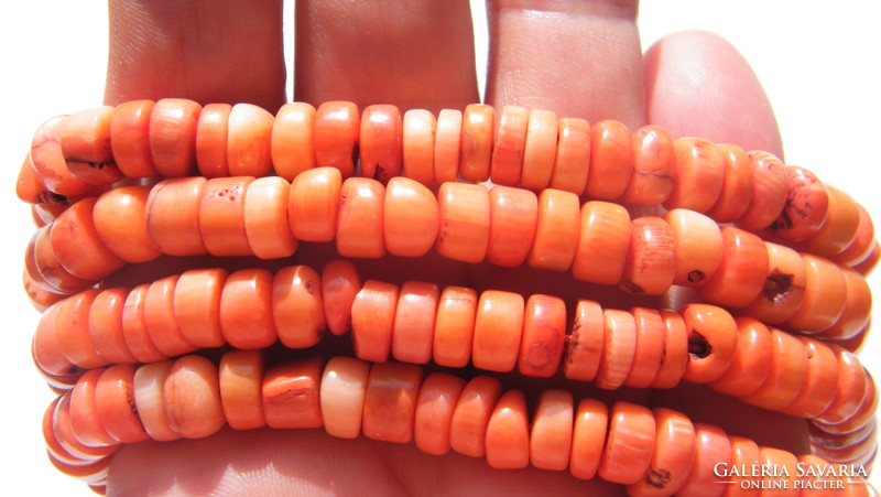 Old noble coral necklace