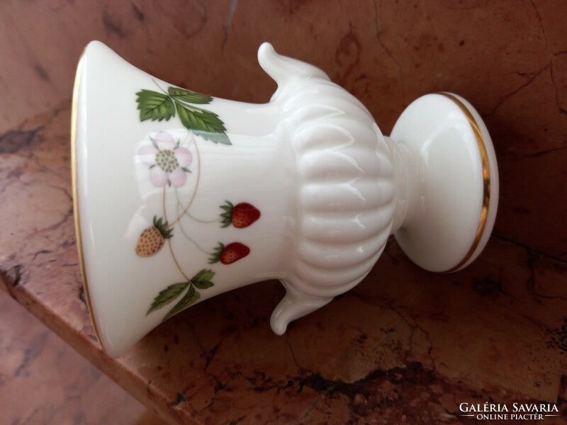 Wedgwood vase / urn vase (with strawberry / wild strawberry pattern)