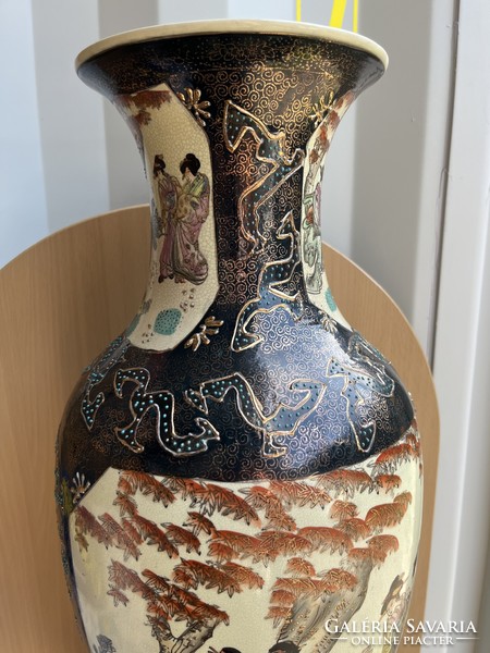 Oriental porcelain floor vase life portrait, with gilded decor r0