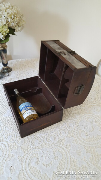 Two-level wooden wine rack in the form of a chest