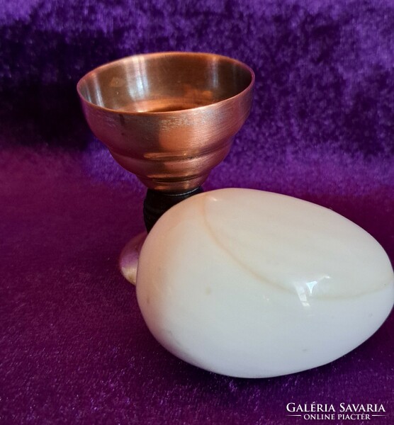 Marble mineral egg in an antique egg holder (l3892)