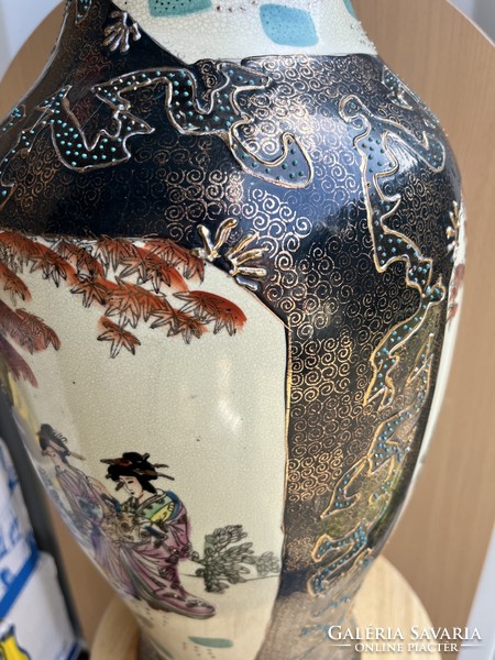 Oriental porcelain floor vase life portrait, with gilded decor r0