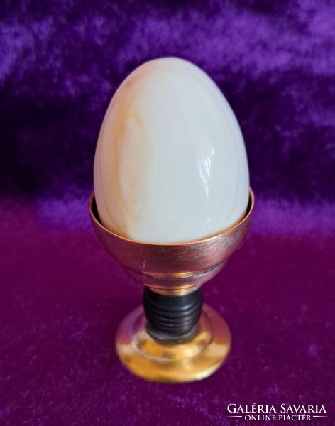 Marble mineral egg in an antique egg holder (l3892)