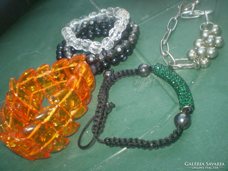 At the price of 5 years ago! Uj set of 4 bracelets..