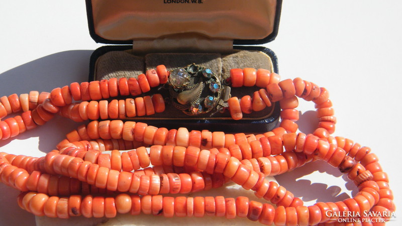 Old noble coral necklace