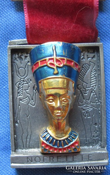 Tura emlékmedál egyiptomi motívummal, 1976,szallagon, 4,7x6,4 cm