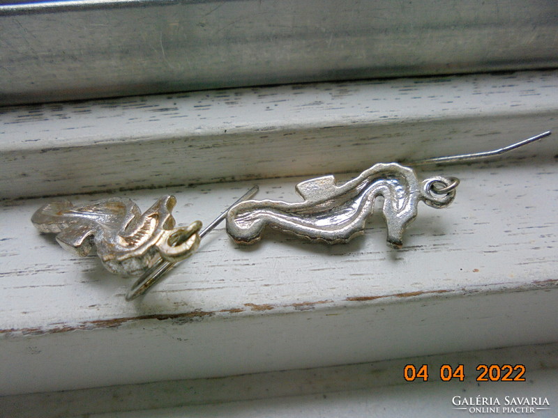 Csikóhal figurális ezüstözött fülbevaló apró csiszolt kövekkel