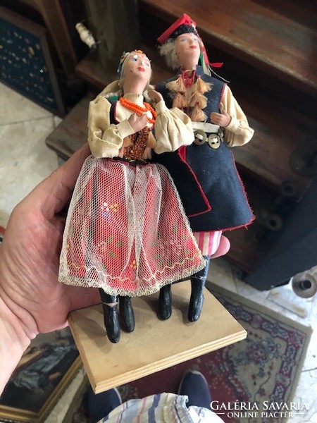 Fairy-tale pair of folk costume dolls on a wooden pedestal from the 1960s-70s, 16 cm