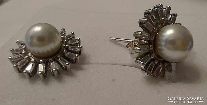Shiny silver earrings with zirconia inlay
