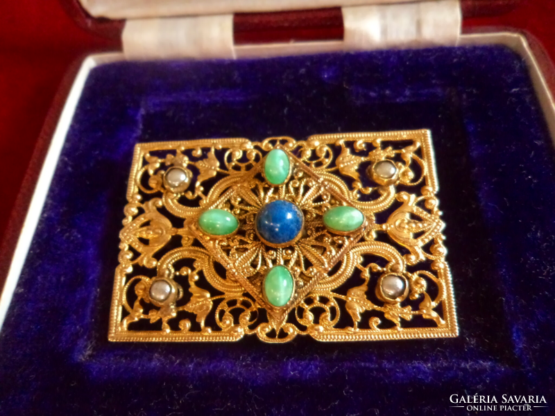 Antique filigree brooch with beautiful flawless stones