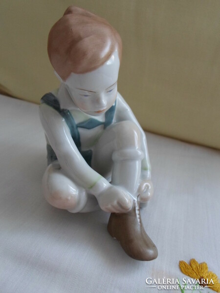 Retro nipp 10.: Aquincum porcelán öltözködő fiú, cipőt húzó kisfiú (türkiz / kék nadrágos)
