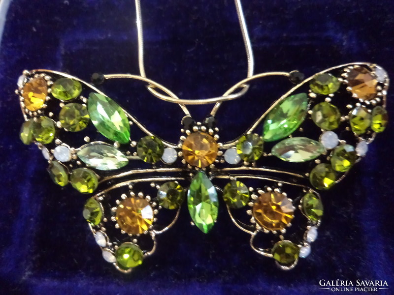 Butterfly brooch giant _ with brilliantly sparkling stones_ beautiful _ can also be strung on a chain