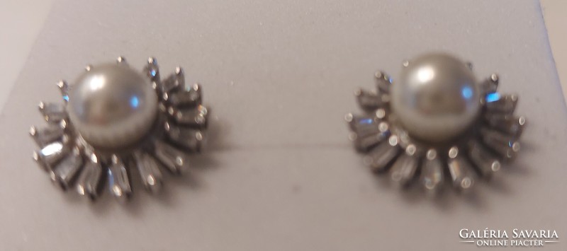 Shiny silver earrings with zirconia inlay