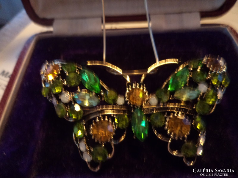 Butterfly brooch giant _ with brilliantly sparkling stones_ beautiful _ can also be strung on a chain