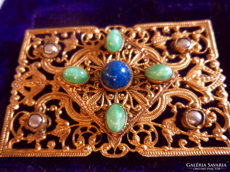 Antique filigree brooch with beautiful flawless stones