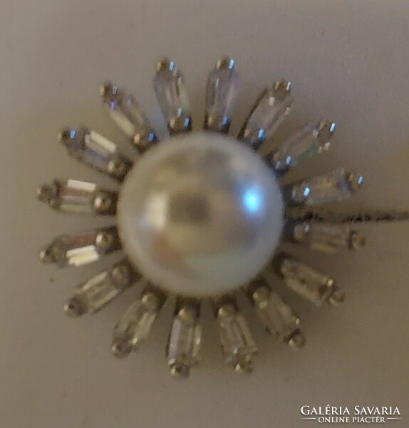Shiny silver earrings with zirconia inlay