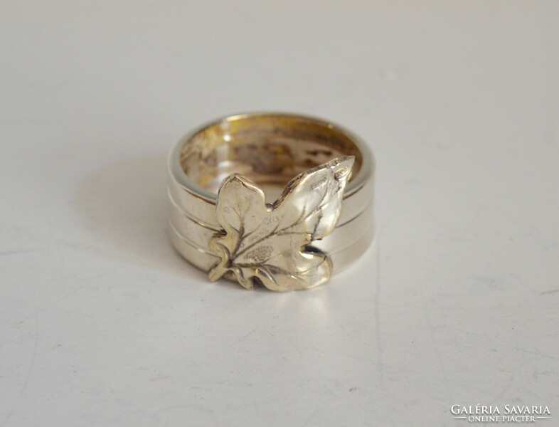 Silver napkin ring. Art deco style with leaf decoration. Nf50