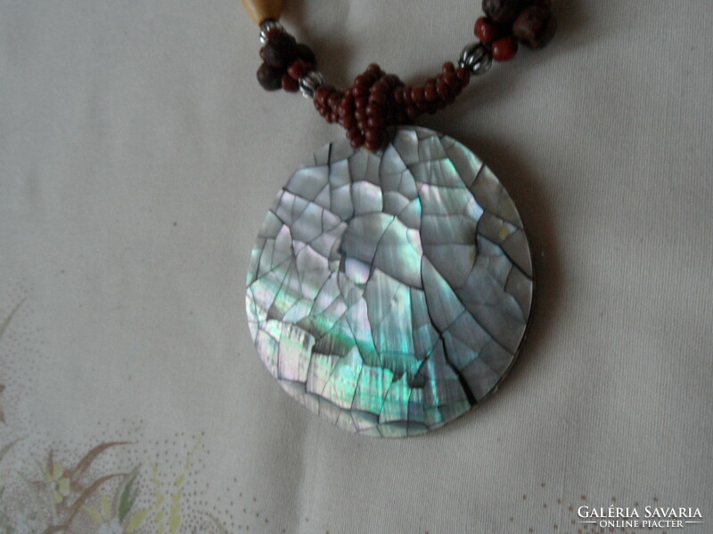 Shell pendant with necklace