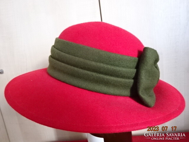 Oberwalder hat - Vienna, red posto hat, decorated with green posto stripe, size 57. Jokai.