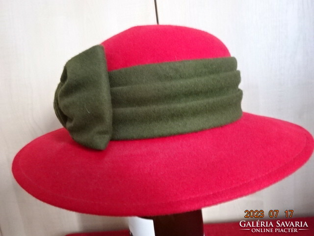 OBERWALDER KALAP - WIEN,  piros posztó kalap, zöld posztó csíkkal díszített, 57-es méret. Jókai.