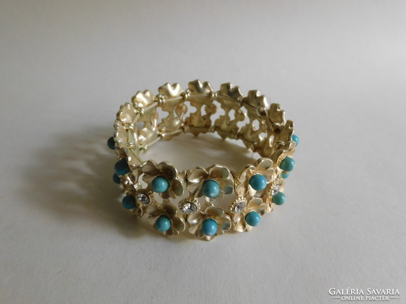 Fashion jewelry - bracelet metal flower heads, polished stones, turquoise beads