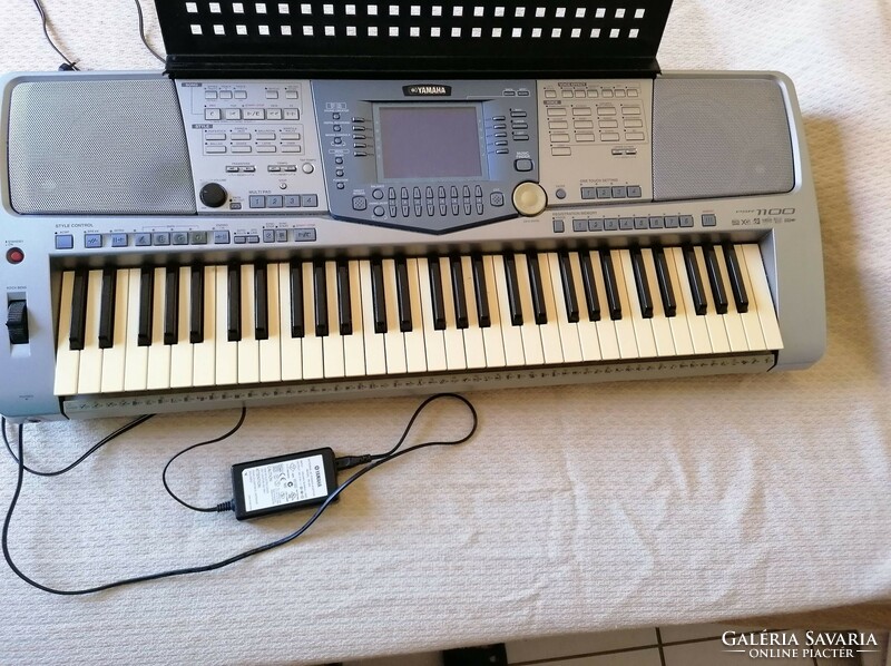 Yamaha psr 1100 synthesizer for sale with accessories