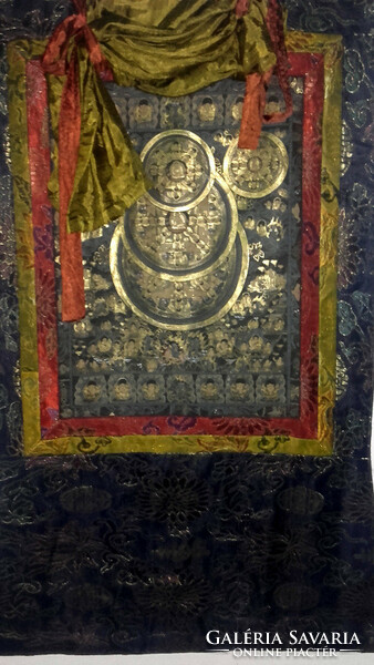 TIBETI BUDDHISTA (THANGKA ) FESTMÉNY selyembrokátba varrva 100 cm x 80 cm