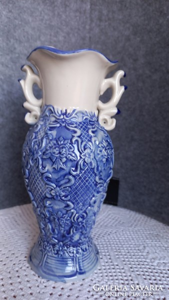 Kínai jelzett kék-fehér dombornyomott füles váza,magasság: 20,5 cm, talp átm. 7,5 cm, nyílása: 8,5