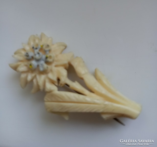 Vintage retro carved bone flower kituzo brooch
