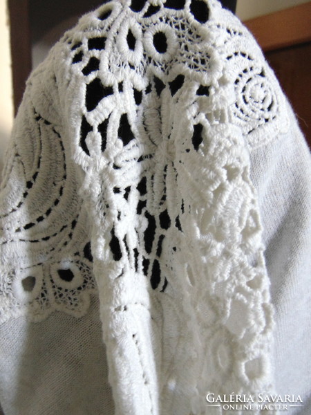 Hoodie with lace inserts