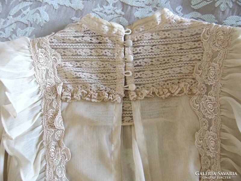 Romantic fidres-ruffled lace blouse