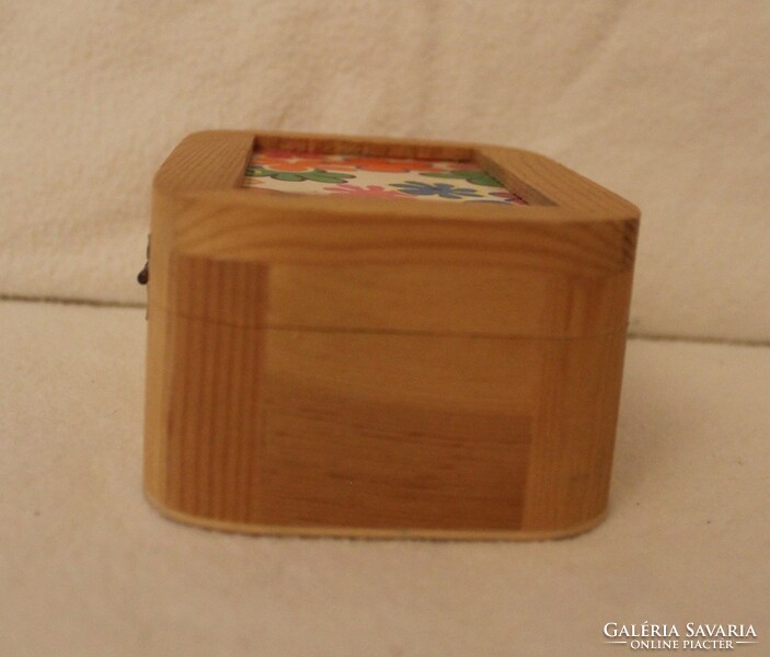 Small wooden box with a flowered roof