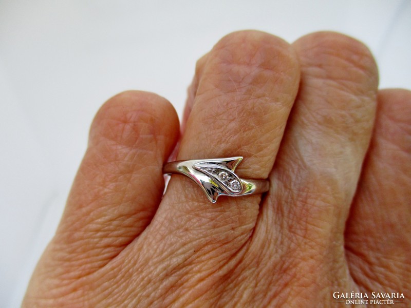 Elegáns fehérarany gyűrű gyémánt kövekkel