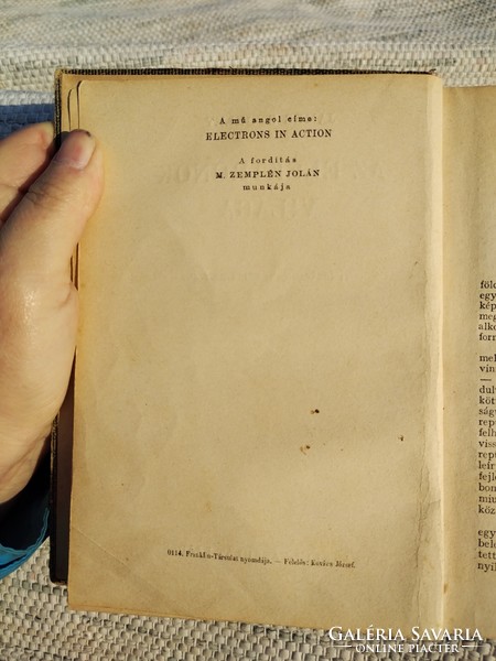 Crookes-féle katódsugárcső a XIX. századból, a hozzá tartozó könyvvel.
