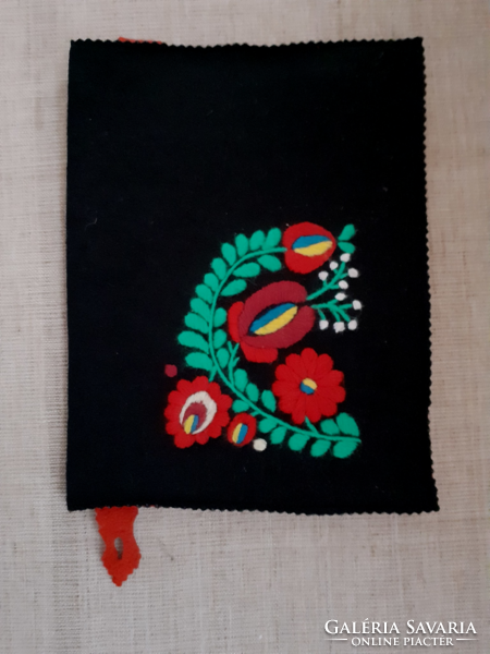 Régi kézimunkával készített matyó hímzéssel díszített posztó könyvborító füzetborító selyem béléssel