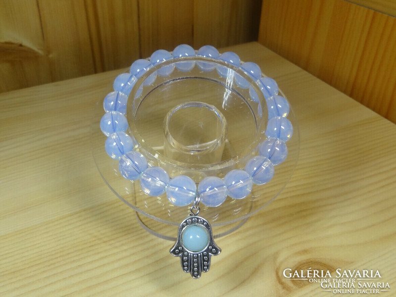 Opal bracelet with 2 half decorations made of 10 mm pearls.