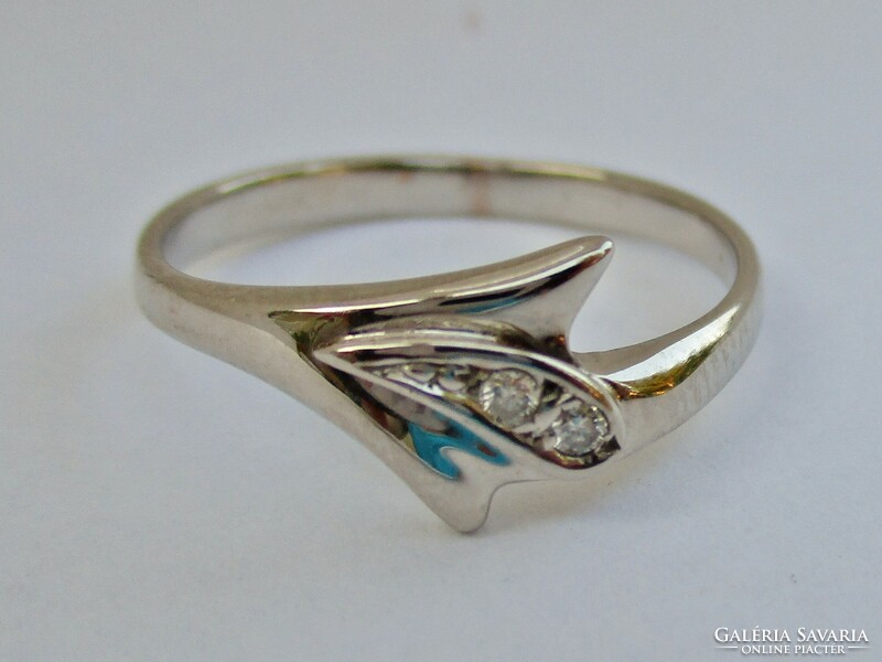 Elegáns fehérarany gyűrű gyémánt kövekkel