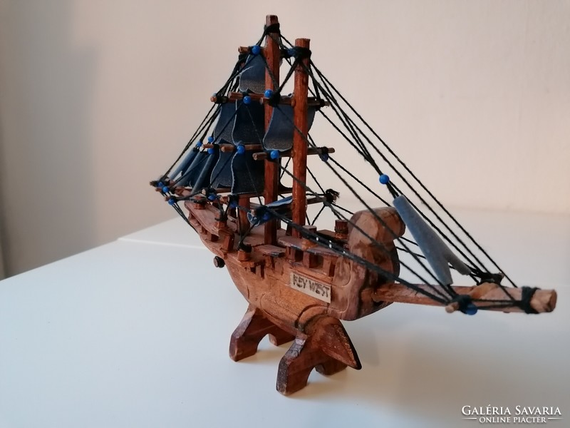 Régebbi fa vitorlás hajó modell