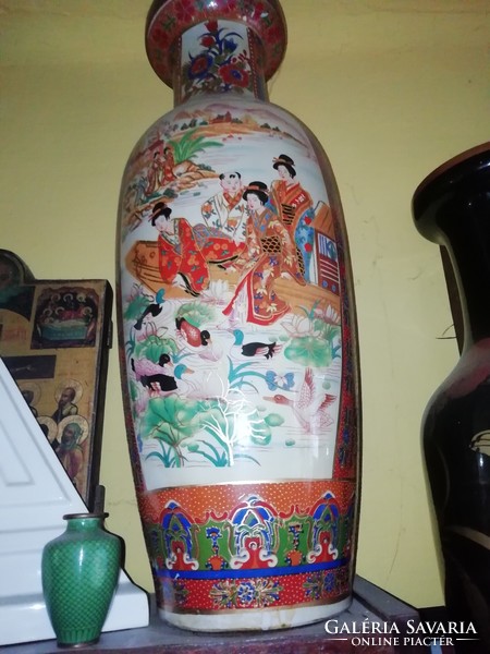 Chinese floor vase in perfect condition 1