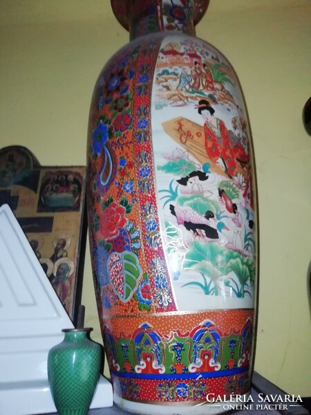 Chinese floor vase in perfect condition 1