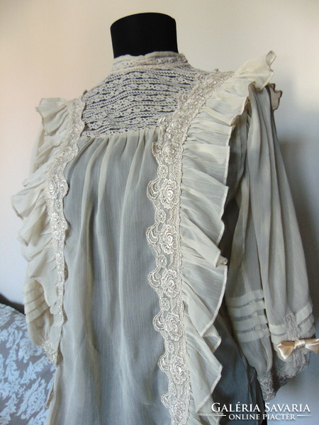 Romantic fidres-ruffled lace blouse