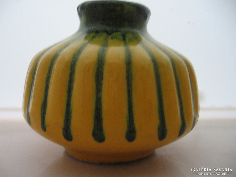 Sárga-zöld csíkos Tófej váza