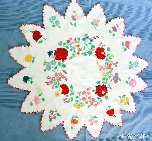 Flower-shaped embroidered tablecloth