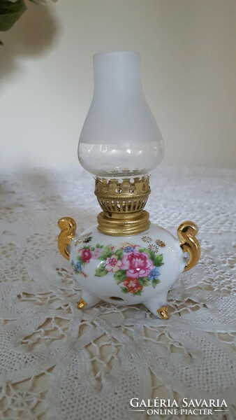 Kis virágos,aranyozott porcelán petróleum lámpa