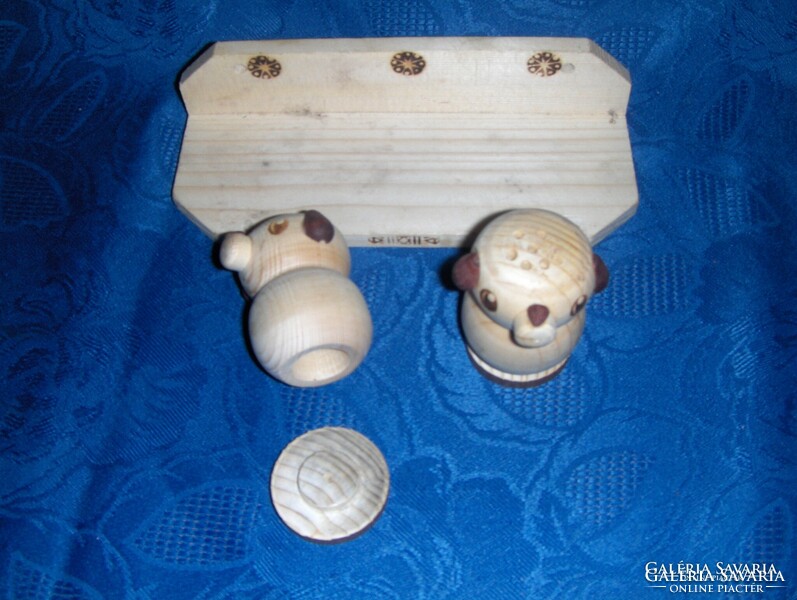 Dog-shaped wooden salt shaker with a pair of small shelves for wall mounting (12 / d)