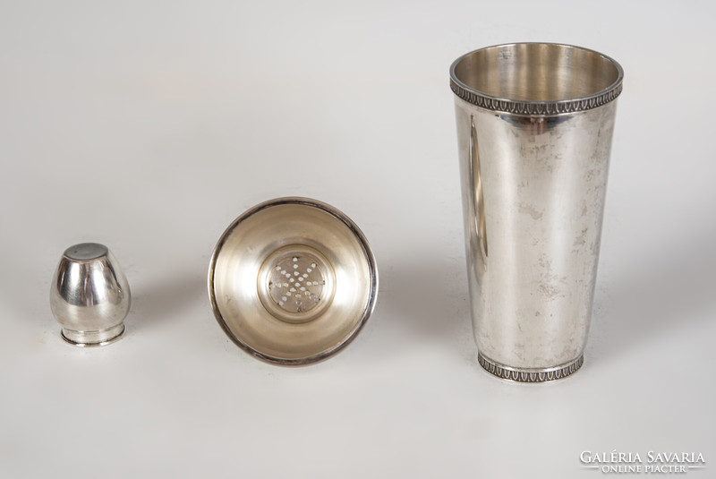 Silver shaker with acanthus leaf decoration