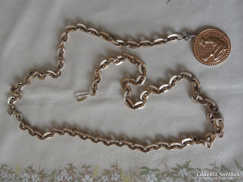 Gold colored chain with pendant