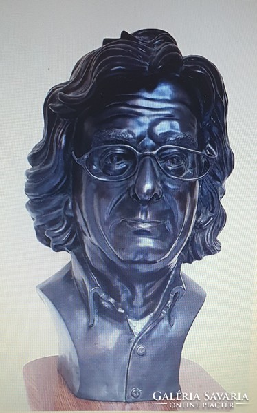 Esterházy Péter bronz portréja